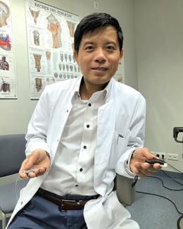 Cochlea-Implantat: Chefarzt Duong Dinh zeigt das kleine Wunderwerk der Technik (Foto: Oberhavel Kliniken/Peggy Schlundt) Cochlea-Implantat: Chefarzt Duong Dinh zeigt das kleine Wunderwerk der Technik (Foto: Oberhavel Kliniken/Peggy Schlundt)