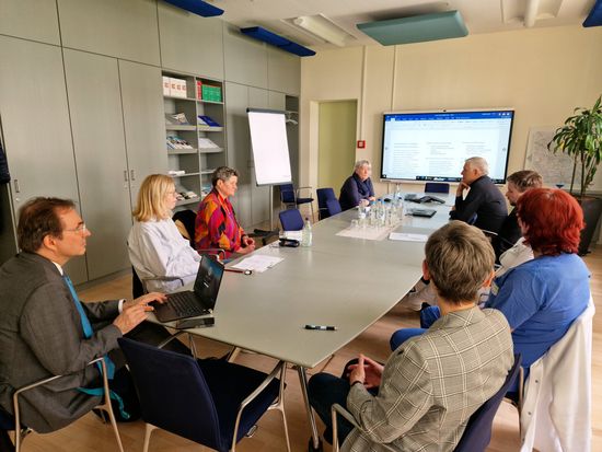 Bild aus einem Konferenzraum: Das Ethikkomitee der Oberhavel Kliniken (Foto: Oberhavel Kliniken/K. Neubauer)